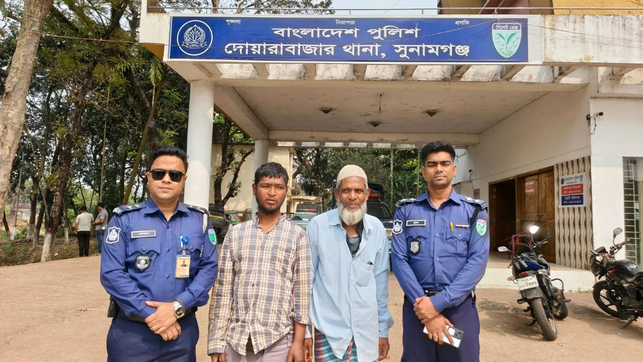 প্রতিবন্ধী রাজিব মিয়াকে তার বাবার হাতে তুলে দেয় দোয়ারাবাজার থানা পুলিশ