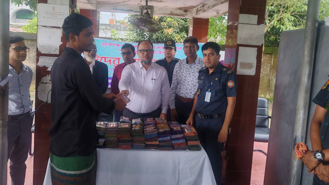 সুনামগঞ্জ জেলা কারাগারের বন্দীদের মাঝে ঈদ বস্ত্র বিতরণ