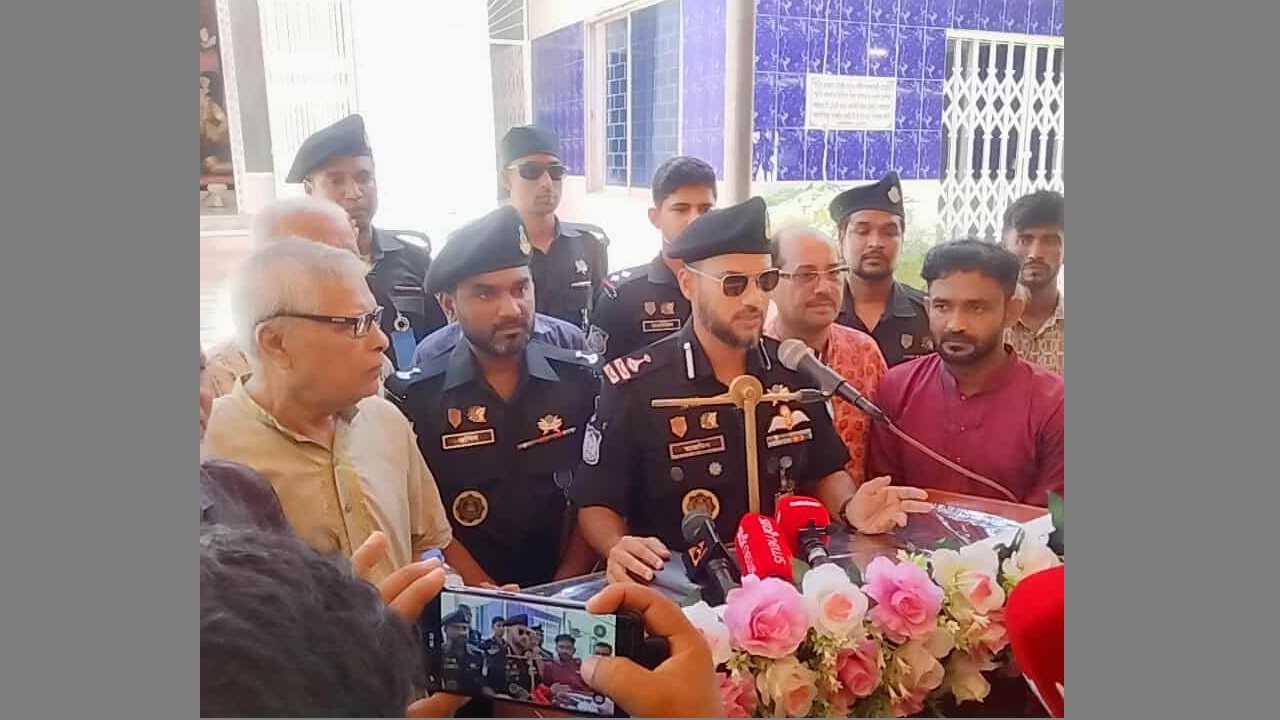 প্রেস ব্রিফিং করছেন র‌্যাব-৯ সিলেট এর সিও উইং কমান্ডার তাজমিনুর রহমান চৌধুরী