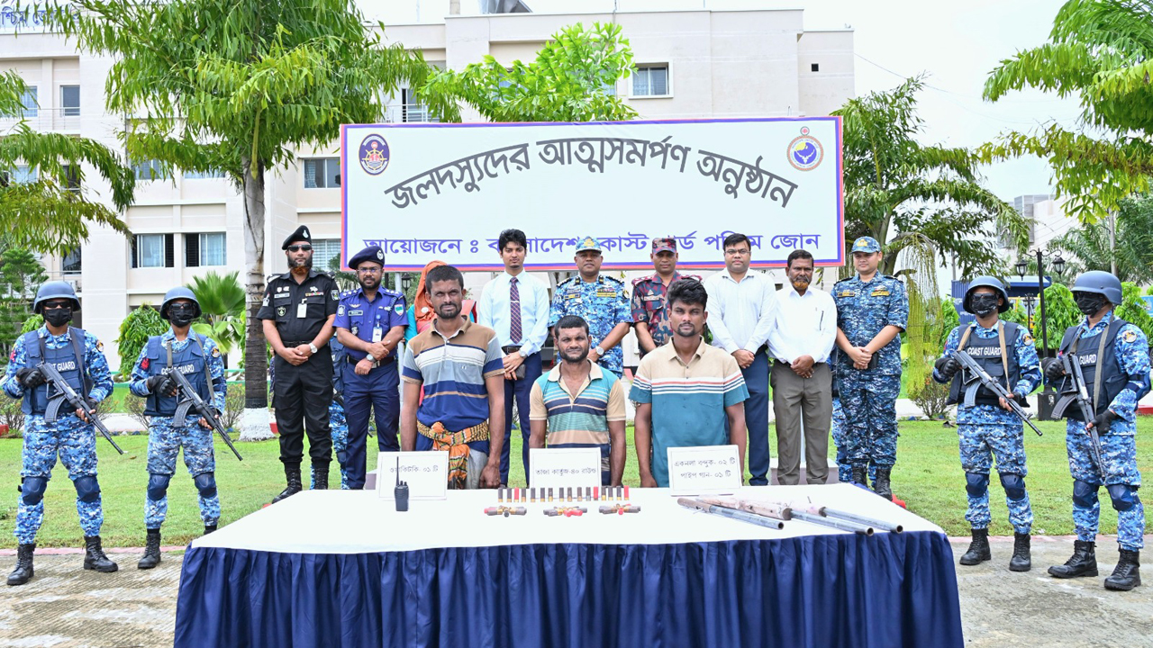 ডাকাত বড় জাহাঙ্গীর বাহিনীর ৩ সদস্যের আত্মসমর্পণ