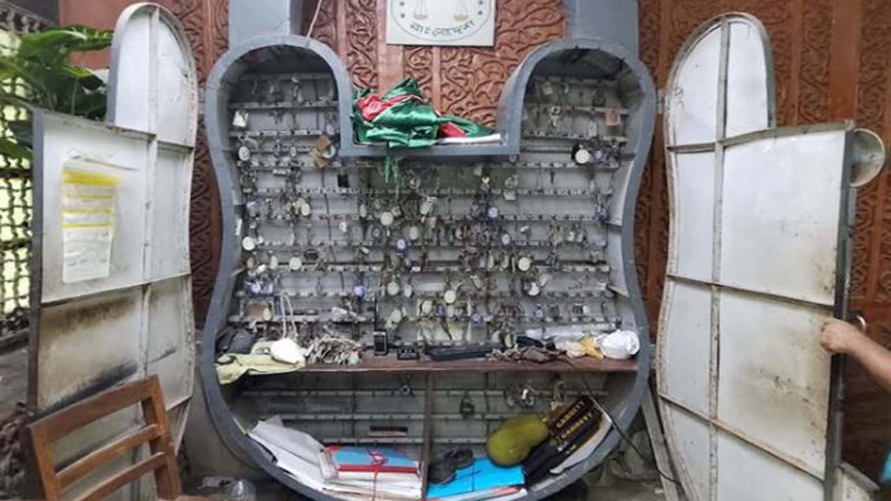 তালা-আকৃতির এই আলমারিতে সারিবদ্ধভাবে রাখা হয় সুপ্রিম কোর্টের বিভিন্ন গুরুত্বপূর্ণ দফতরের শত শত চাবি