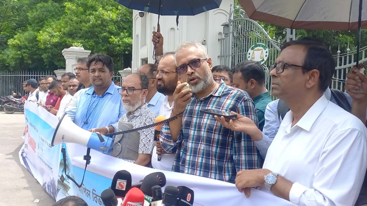 সুপ্রিম কোর্টের মূল ফটকের সামনে এলআরএফ’র আয়োজনে অবস্থান কর্মসূচি