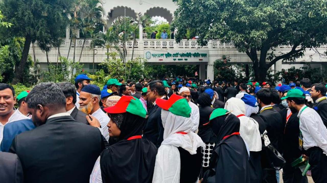 সুপ্রিম কোর্ট আইনজীবী সমিতির নির্বাচনে প্রথম দিনের ভোটগ্রহণ