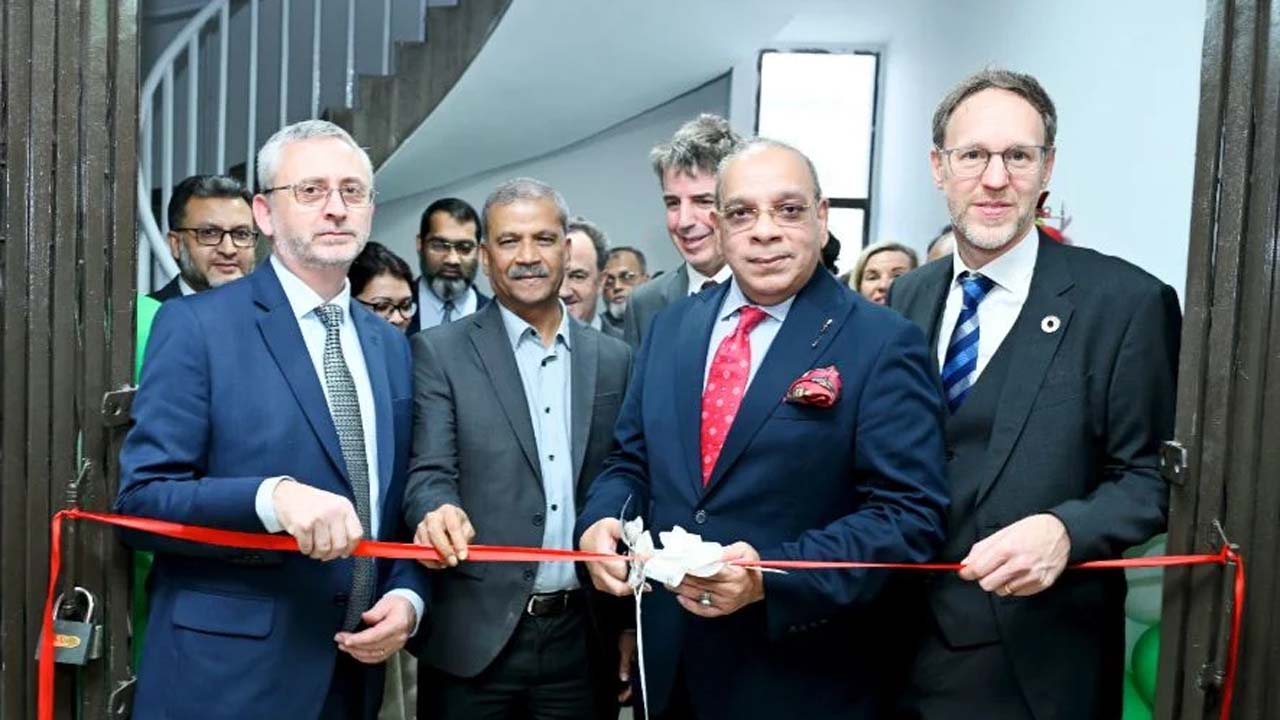 সুপ্রীম কোর্ট সচিবালয়ের উদ্বোধন করেন প্রধান বিচারপতি ড. সৈয়দ রেফাত আহমেদ ও আইন উপদেষ্টা ড. আসিফ নজরুল