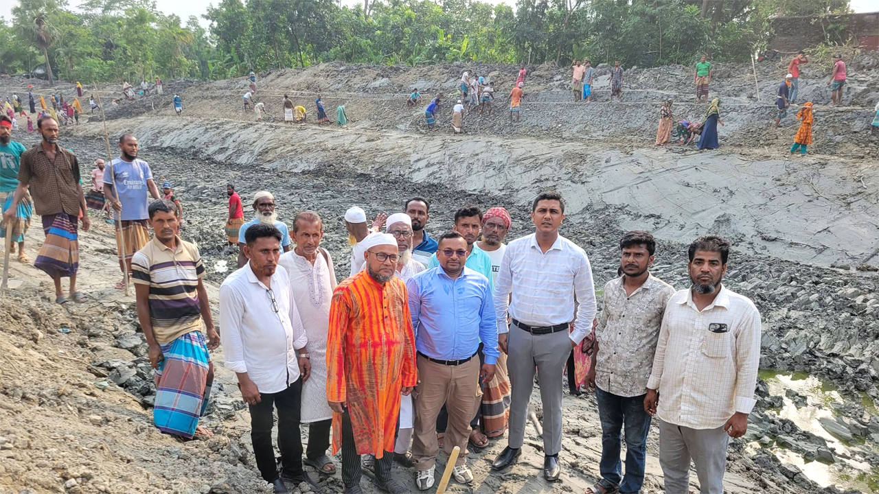 খাল পুনঃখনন এলাকায় প্রকল্প সংশ্লিষ্ট কর্মকর্তাসহ জনপ্রতিনিধি ও স্থানীয়রা