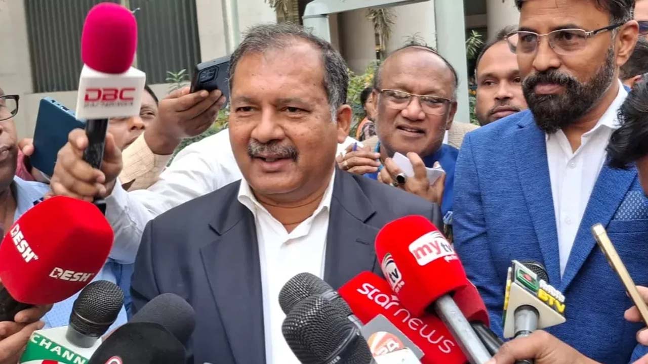 বক্তব্য দিচ্ছেন তথ্য ও সম্প্রচার মন্ত্রী জহির উদ্দিন স্বপন