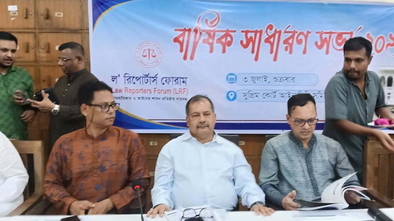 সুপ্রিমকোর্ট আইনজীবী সমিতি ভবনে ল’ রিপোর্টার্স ফোরামের সাধারণ সভায় বক্তব্য দেন তথ্য ও সম্প্রচারমন্ত্রী জহির উদ্দিন স্বপন