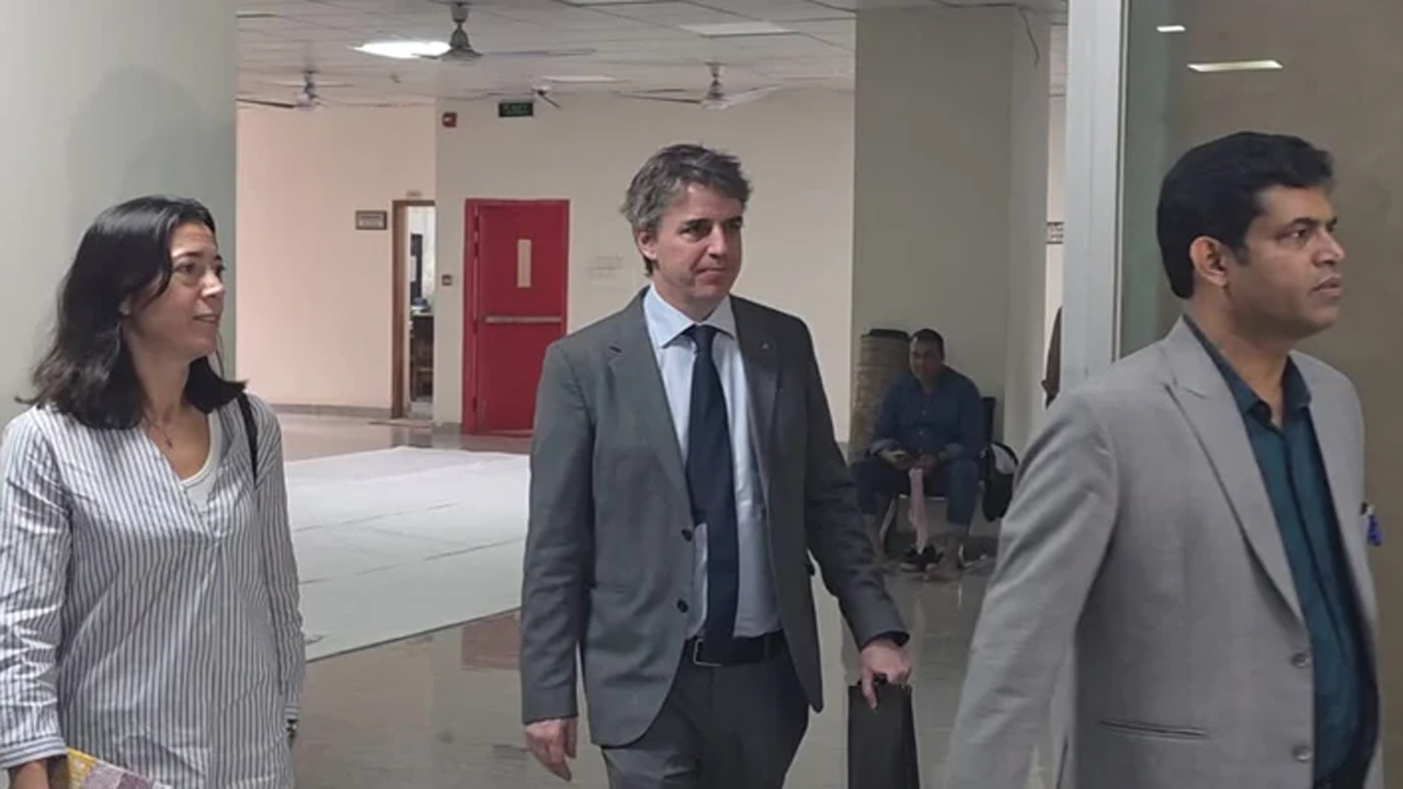 সিইসির সাথে সাক্ষাৎ করতে বাংলাদেশে নিযুক্ত সুইডেনের রাষ্ট্রদূত নিকোলাস উইকস নির্বাচন ভবনে যান