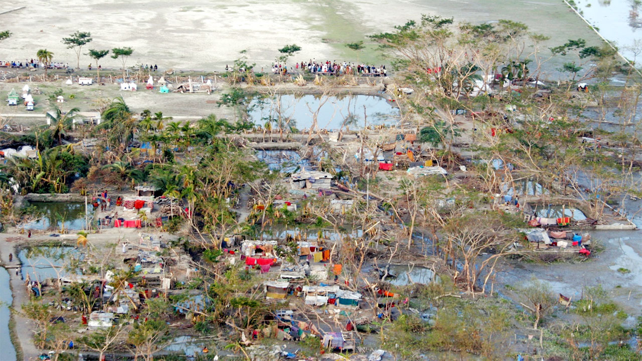 সিডরে আশ্রয়হীন মানুষেরা অস্থায়ী আবাস নির্মাণ করছেন