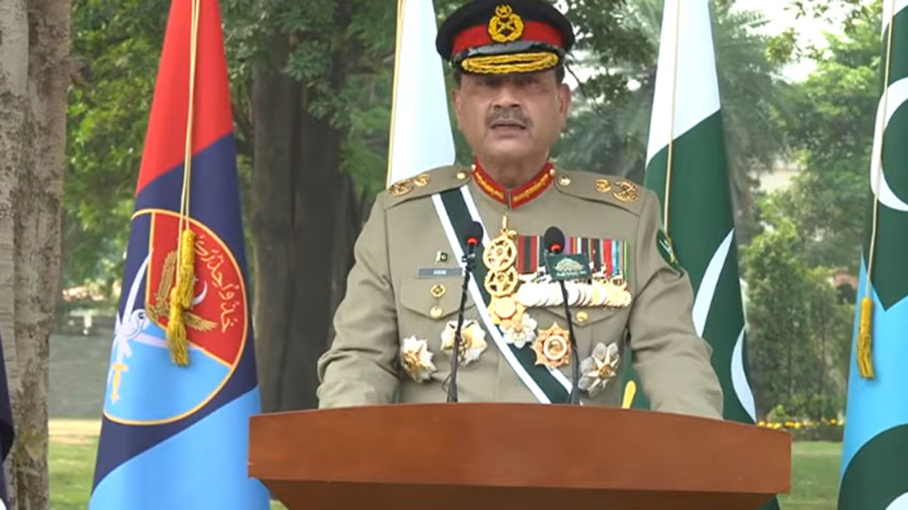 পাকিস্তানের প্রতিরক্ষা বাহিনীর প্রধান ও সেনাপ্রধান ফিল্ড মার্শাল আসিম মুনির