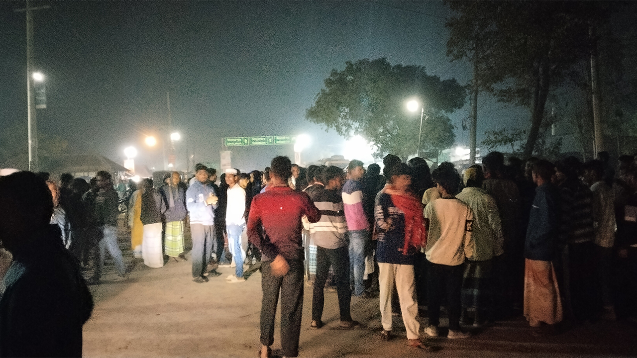 ঘটনাস্থলে উৎসুক জনতা