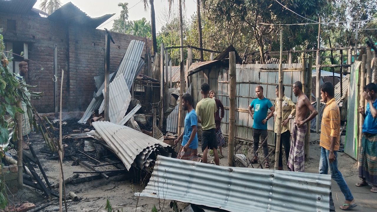 সৈয়দপুরে অগ্নিকাণ্ডে ৮ পরিবারের ১১টি ঘর পুড়ে ছাই