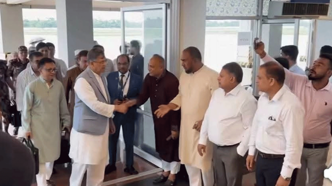 স্বাগত জানানো হচ্ছে স্বরাষ্ট্রমন্ত্রী সালাহউদ্দিন আহমেদকে