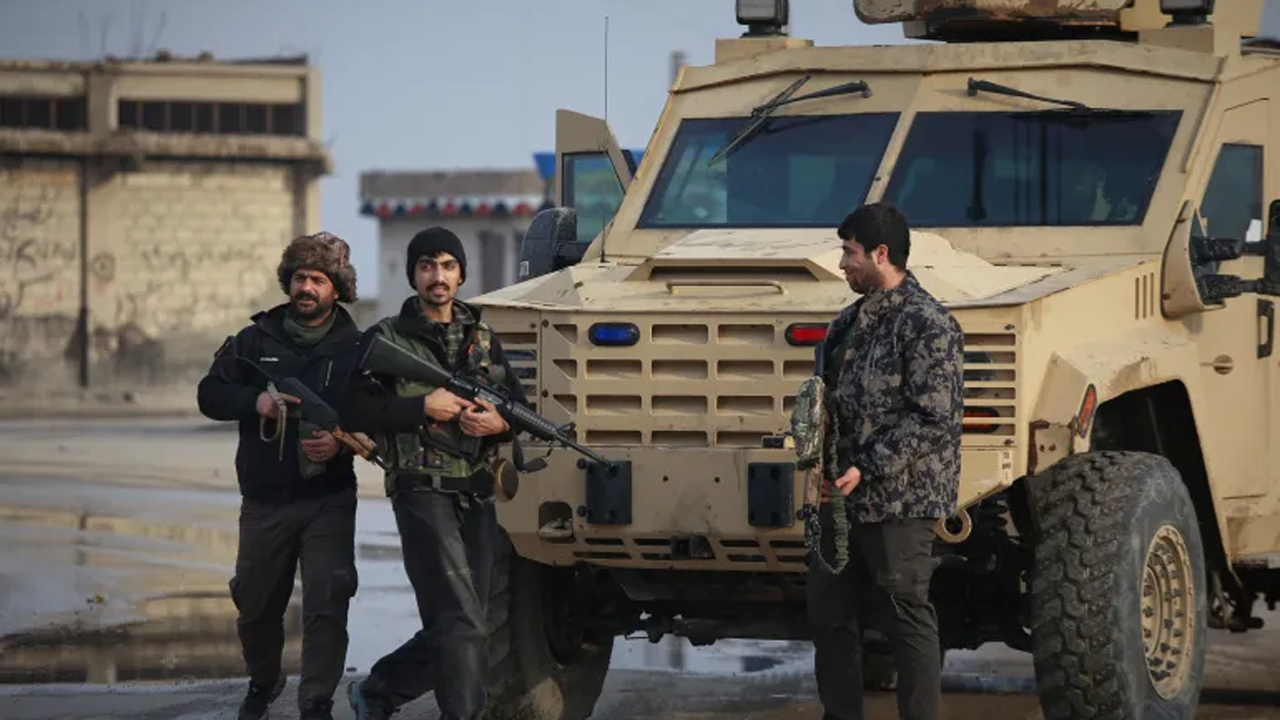 সিরিয়ার উত্তর-পূর্বাঞ্চলীয় হাসাকাতে সিরিয়ান ডেমোক্রেটিক ফোর্সেস (এসডিএফ) এর সাথে কুর্দি যোদ্ধারা