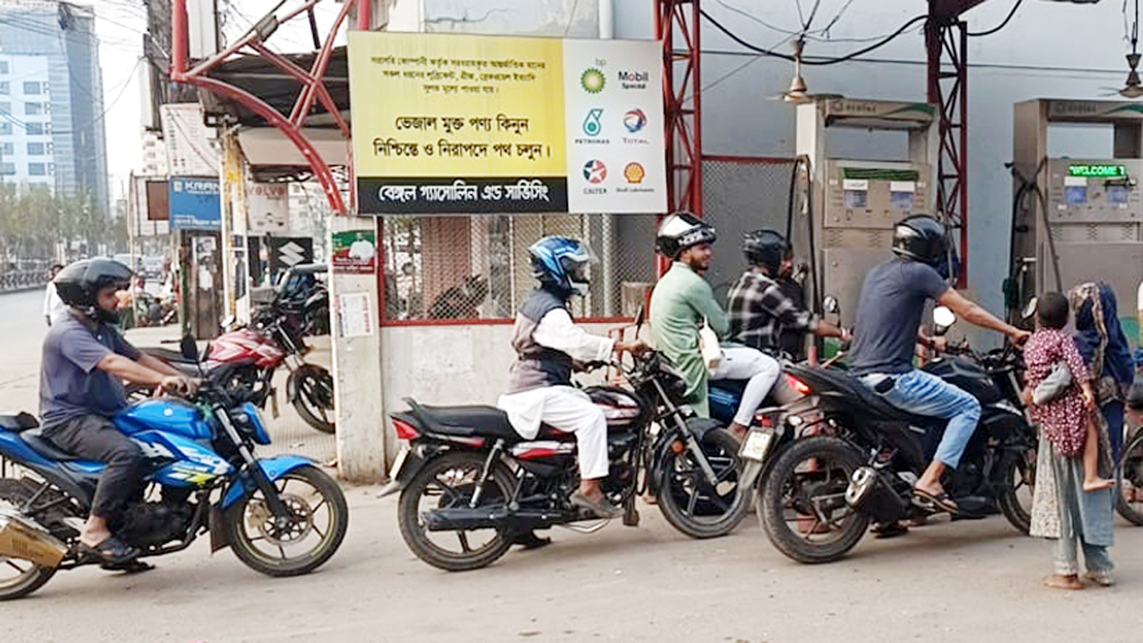 সিলেটের একটি পেট্রোল পাম্পে মোটরসাইকেল চালকদের ভিড়
