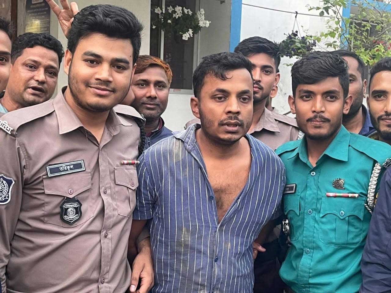 সিলেটে হাউজিং এস্টেটে প্রকাশ্যে ছিনতাইয়ের ঘটনায় এক ডাকাতকে গ্রেফতার করেছে পুলিশ