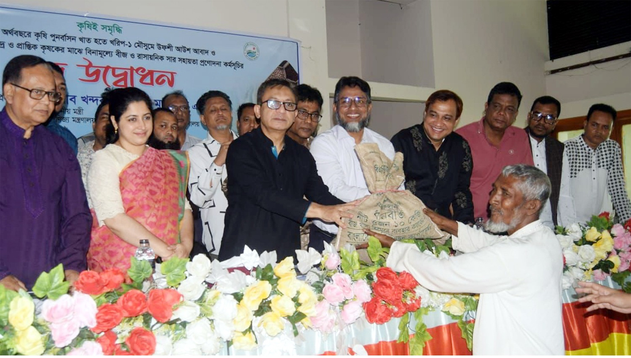 সিলেট সদর উপজেলা পরিষদ মিলনায়তনে প্রায় তিন হাজার কৃষকের মাঝে কৃষি প্রণোদনা বিতরণ করেন বাণিজ্যমন্ত্রী খন্দকার আব্দুল মুক্তাদির