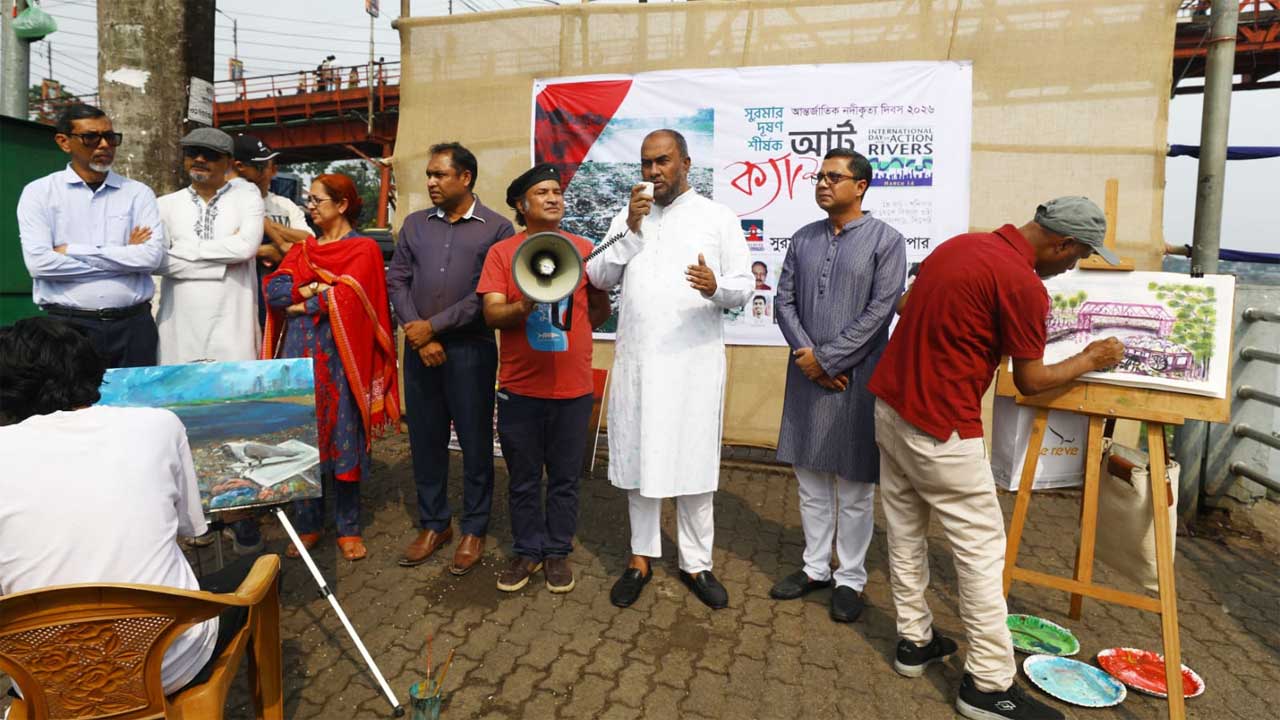 সুরমা নদীর চাঁদনীঘাটে ‘সুরমার দূষণ’ শীর্ষক আর্ট ক্যাম্পে প্রধান অতিথির বক্তব্য দেন সিসিক প্রশাসক আবদুল কাইয়ুম চৌধুরী