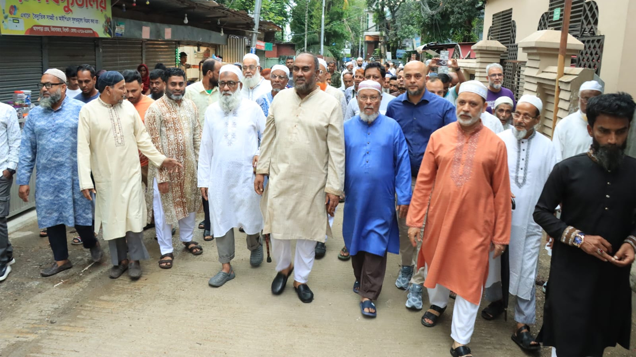 নগরীর ১৮ নম্বর ওয়ার্ডের মিরাবাজার-আগপাড়া প্রধান সড়কের উন্নয়নকাজ পরিদর্শন করেন সিসিক প্রশাসক আব্দুল কাইয়ুম চৌধুরী