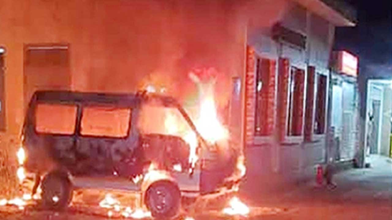 সিলেট নগরীর শহীদ শামসুদ্দিন আহমদ হাসপাতালের পার্কিংয়ে থাকা অ্যাম্বুলেন্সে আগুন দেয় দুর্বৃত্তরা