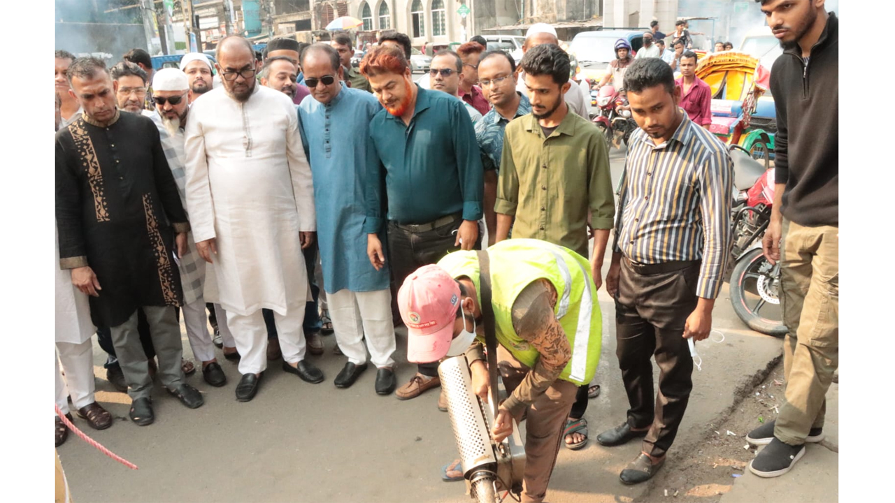 সিলেট নগরীর নয়াসড়কে মশক নিধন অভিযান উদ্বোধন করেন (সিসিক) প্রশাসক আব্দুল কাইয়ুম চৌধুরী