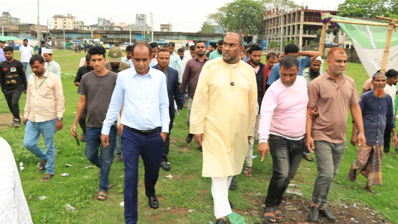সিলেটে ঝড়ে ক্ষতিগ্রস্ত লালদিঘিরপাড় হকার্স মার্কেট এলাকার অস্থায়ী বাজার (হকার্স শেড) পরিদর্শন করেন সিসিক প্রশাসক আব্দুল কাইয়ুম চৌধুরী