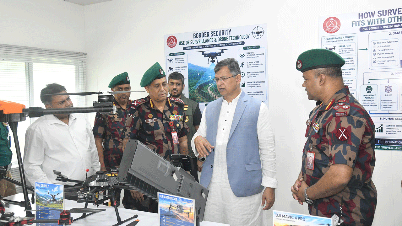 সীমান্ত স্কুল অব সার্ভেইল্যান্স অ্যান্ড ড্রোন ওয়ারফেয়ার পরিদর্শন করছেন স্বরাষ্ট্রমন্ত্রী সালাহউদ্দিন আহমদ