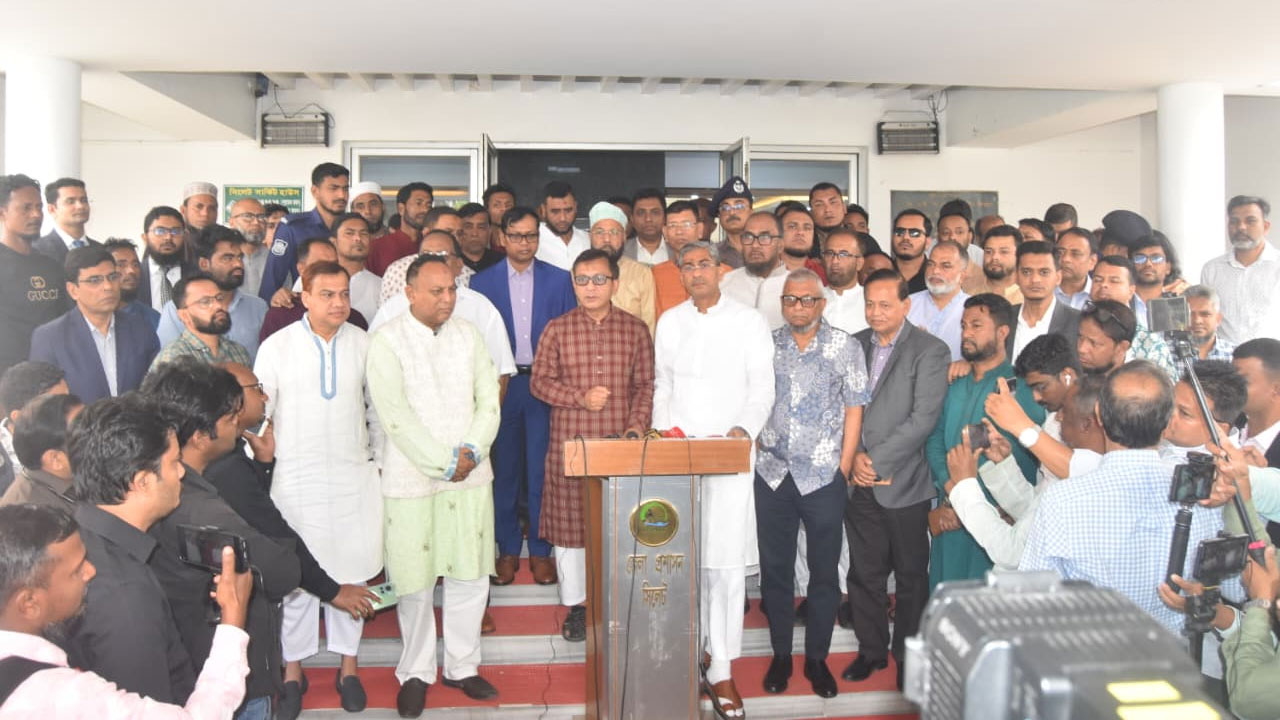 সাংবাদিকদের সাথে কথা বলছেন বাণিজ্যমন্ত্রী, প্রবাসীকল্যাণ মন্ত্রী ও পানিসম্পদ মন্ত্রী