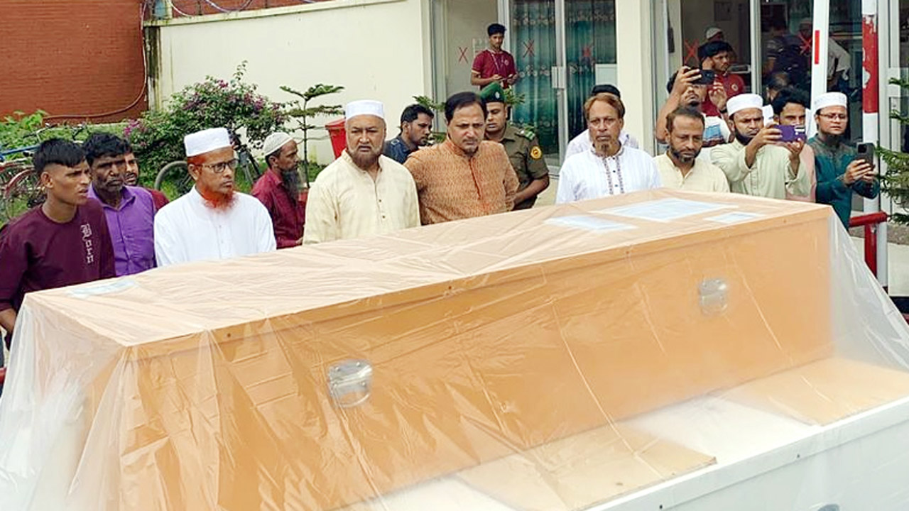 নিহত প্রবাসীদের কফিনের পাশে জামায়াত নেতৃবৃন্দ