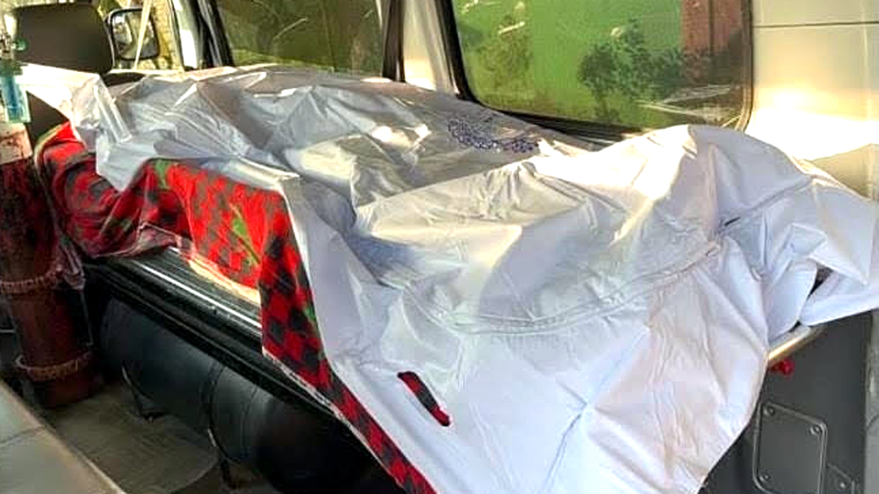 লাশ উদ্ধার করে ময়নাতদন্তের জন্য হাসপাতালে নেয়া হচ্ছে