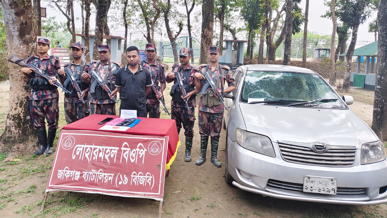 মাদক, প্রাইভেটকারসহ আটক ব্যক্তি