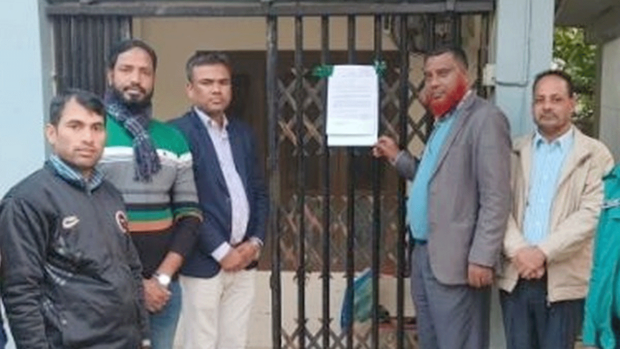 সিসিকের সাবেক মেয়রের পলাতক এপিএসের বাড়ির দরজায় দুদক নোটিশ টাঙিয়েছে