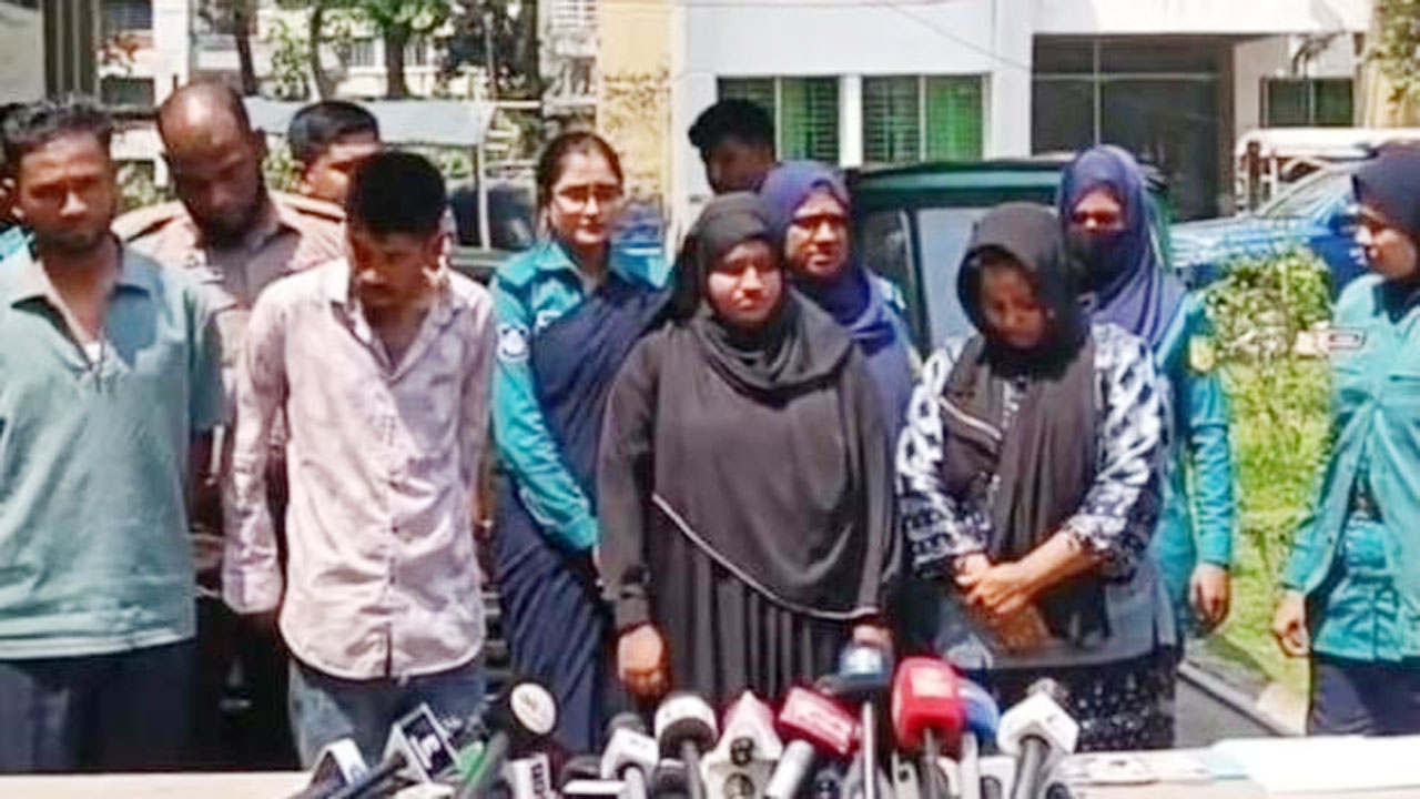 গ্রেফতার হানি ট্র্যাপ চক্রের সদস্যরা
