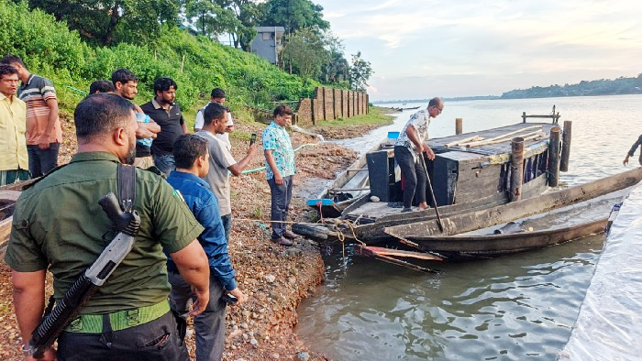 জাফলংয়ে ৬ হাজার ঘনফুট বালু জব্দ : অবৈধ নৌকা ও মেশিন ধ্বংস