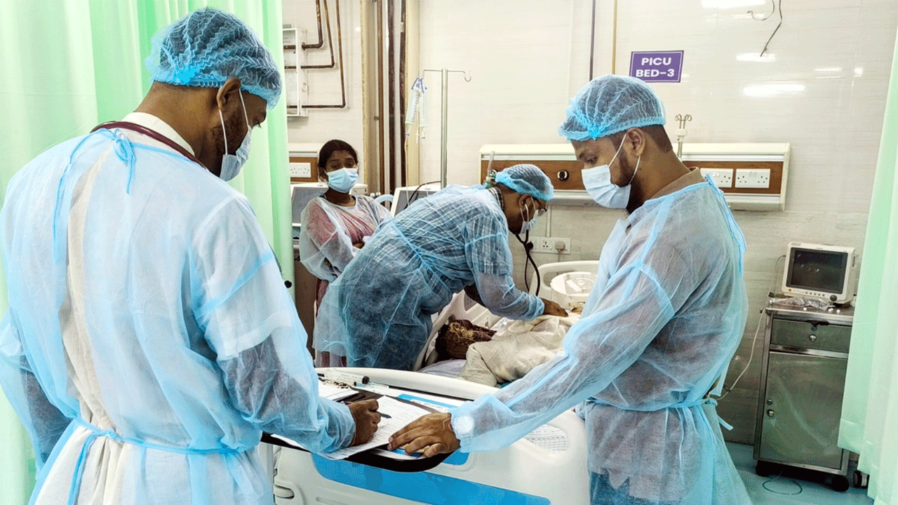 হাম আক্রান্ত শিশুকে চিকিৎসা দিচ্ছেন চিকিৎসকরা