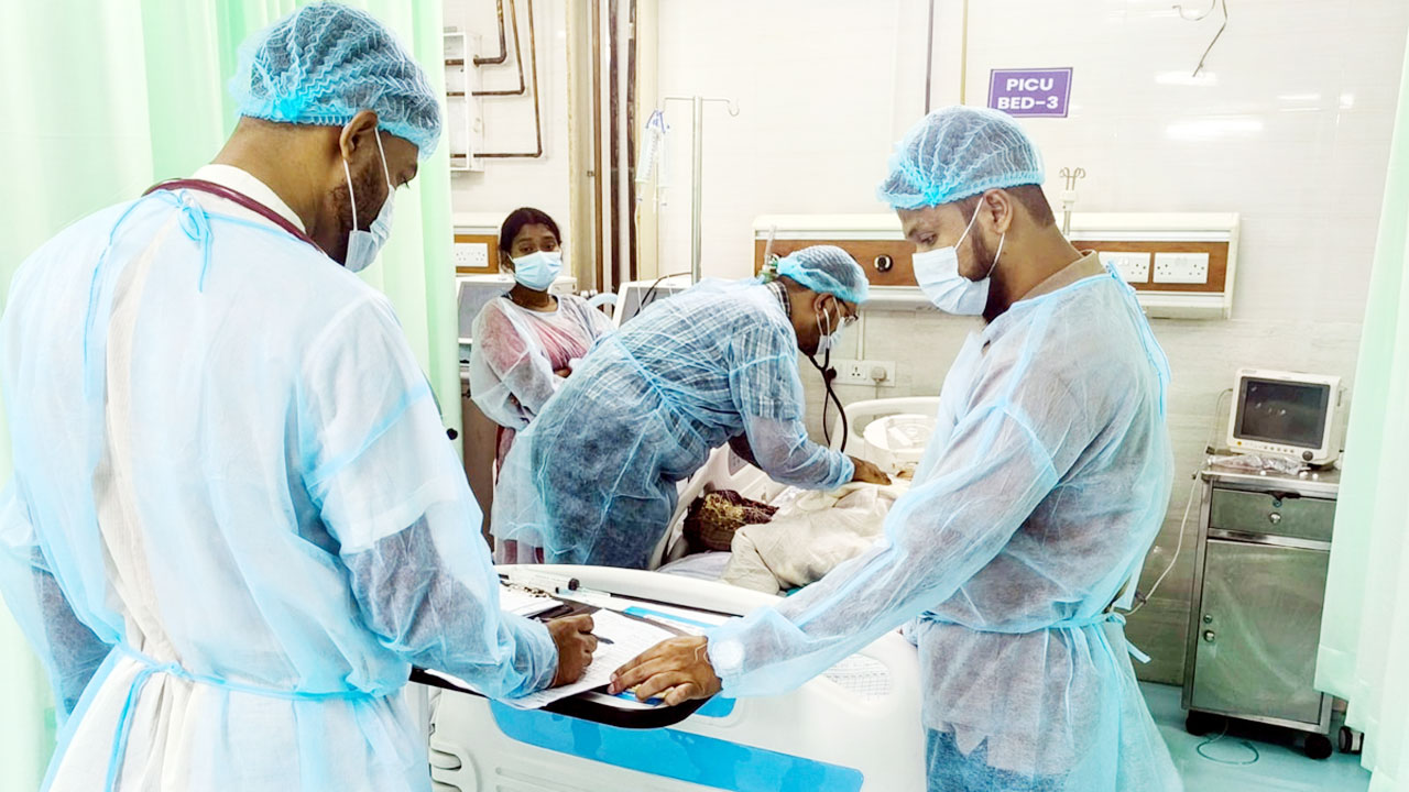 হাম আইসোলেশন ওয়ার্ডে হাম আক্রান্ত শিশুর চিকিৎসা দেয়া হচ্ছে