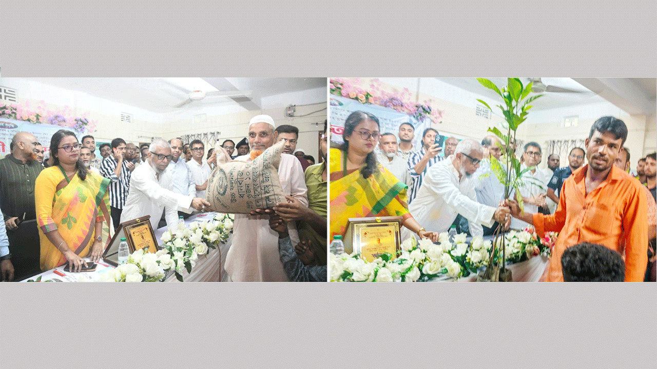 বীজ ও গাছ বিতরণ করছেন প্রবাসী কল্যাণ মন্ত্রী