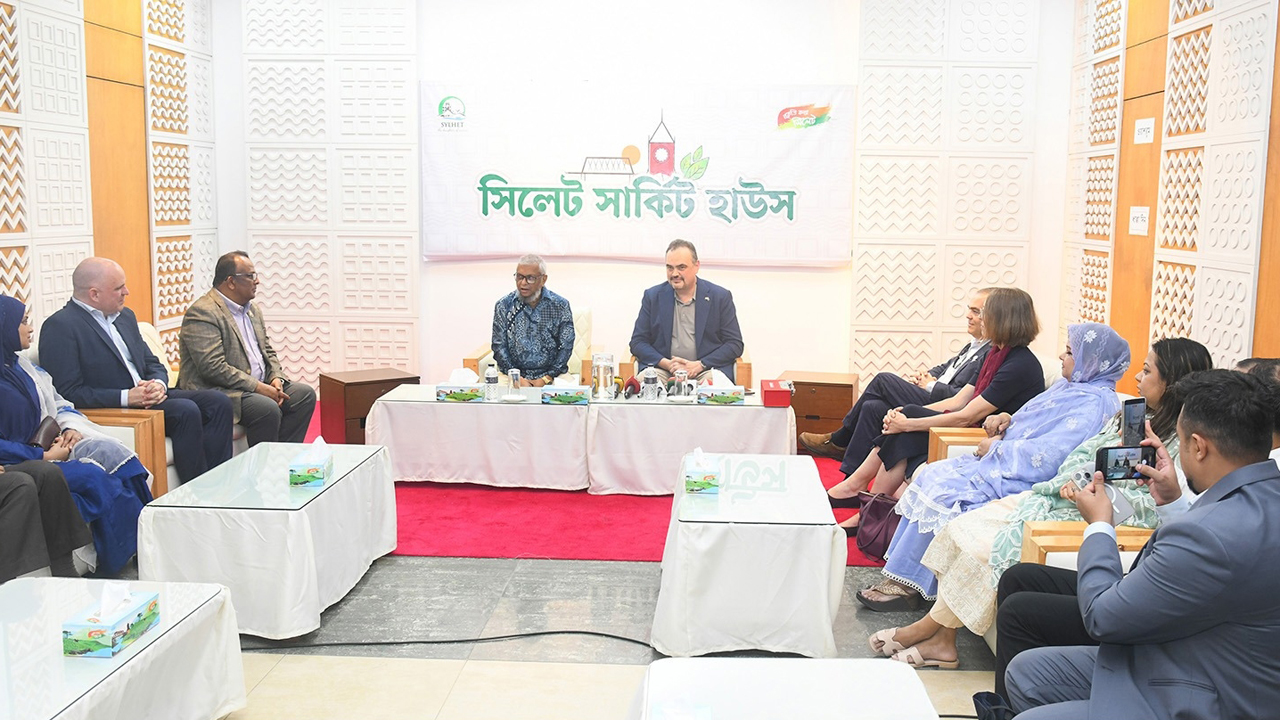 শ্রমমন্ত্রী আরিফুল হক চৌধুরী ও যুক্তরাষ্ট্রের রাষ্ট্রদূত ব্রেন্ট টি ক্রিস্টেনসেন