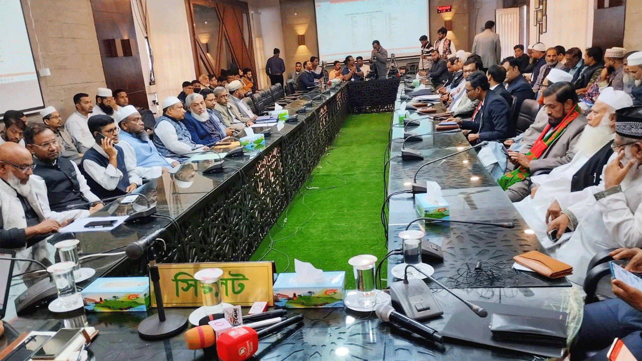 জেলা নির্বাচন কার্যালয়ে প্রতীক বরাদ্দের সময় উপস্থিত প্রার্থীরা