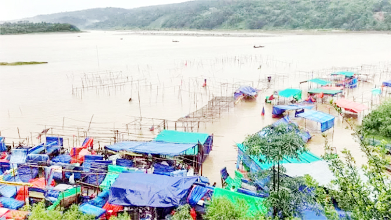পাহাড়ি ঢল ও ভারী বৃষ্টিপাতে জাফলং পর্যটন স্পট ডুবে যাওয়ার দৃশ্য