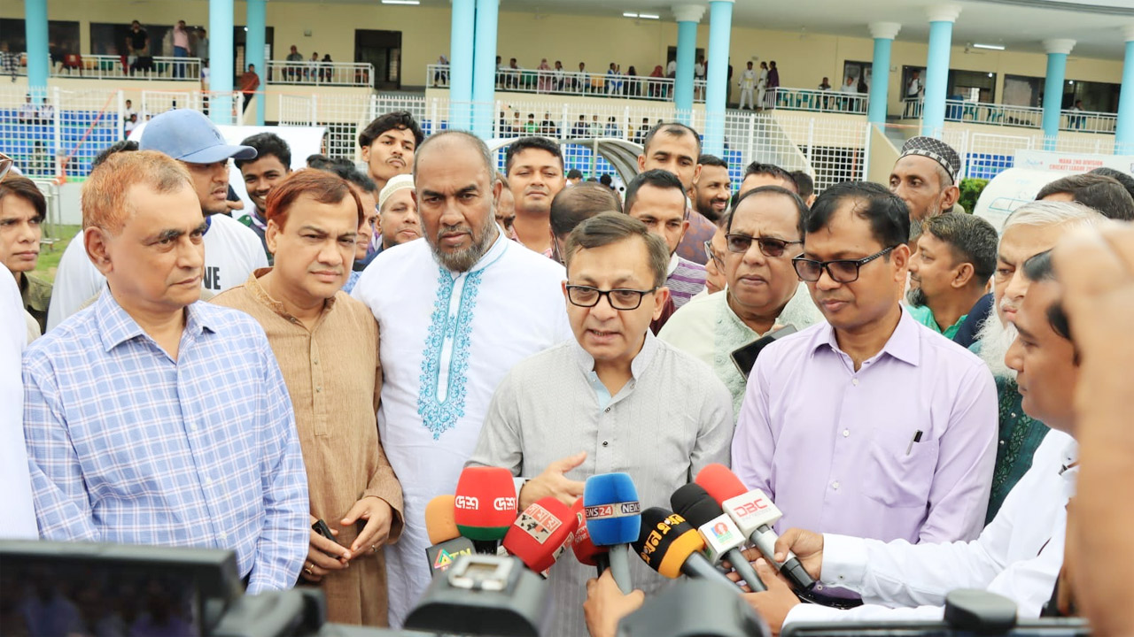 সিলেট জেলা স্টেডিয়াম পরিদর্শনে গিয়ে সাংবাদিকদের সাথে কথা বলছেন বাণিজ্যমন্ত্রী খন্দকার আব্দুল মুক্তাদির