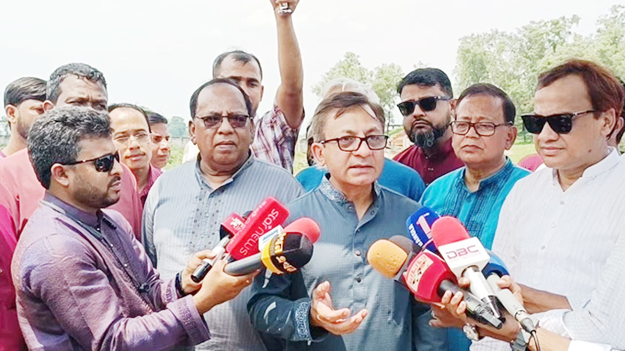 সাংবাদিকদের সাথে কথা বলছেন বাণিজ্যমন্ত্রী খন্দকার আব্দুল মুক্তাদির