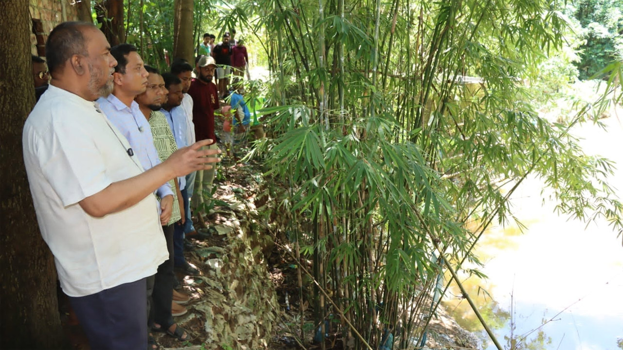 সিলেট সিটির ৩৩ নম্বর ওয়ার্ডের বিভিন্ন ছড়া ও খাল পরিদর্শন করেন সিটি প্রশাসক আব্দুল কাইয়ুম চৌধুরী