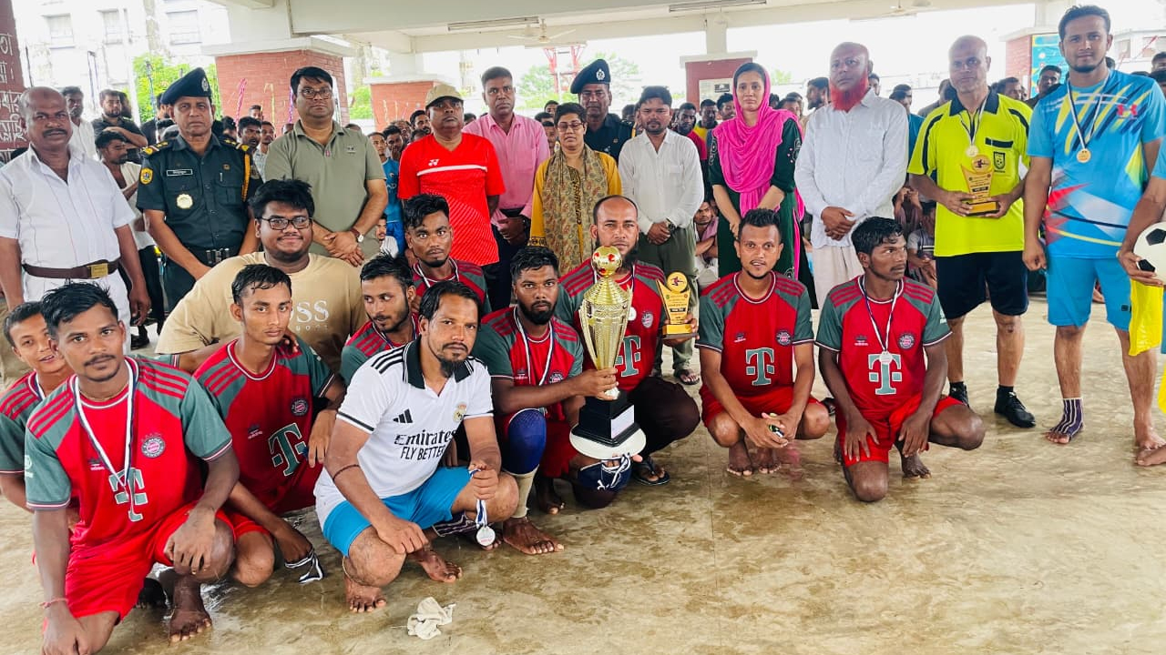 ট্রফিসহ বিজয়ী ও অতিথিরা