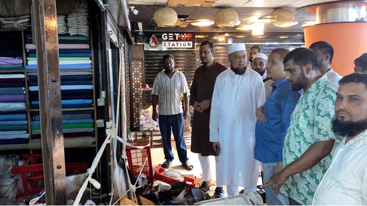 সিলেটে অগ্নিকাণ্ডে ক্ষতিগ্রস্ত দোকান পরিদর্শনে জামায়াত নেতৃবৃন্দ