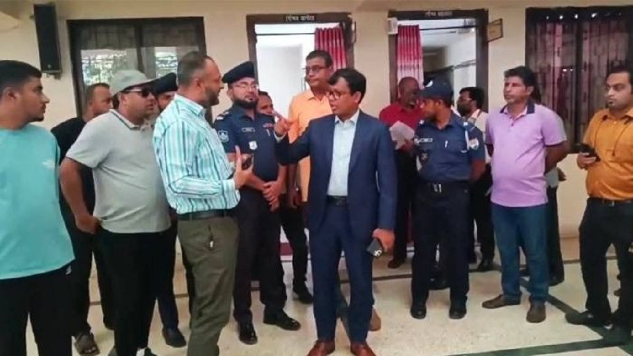 সিলেট রেলওয়ে স্টেশন আকস্মিক পরিদর্শন করেছেন ডিসি মো: সারওয়ার আলম