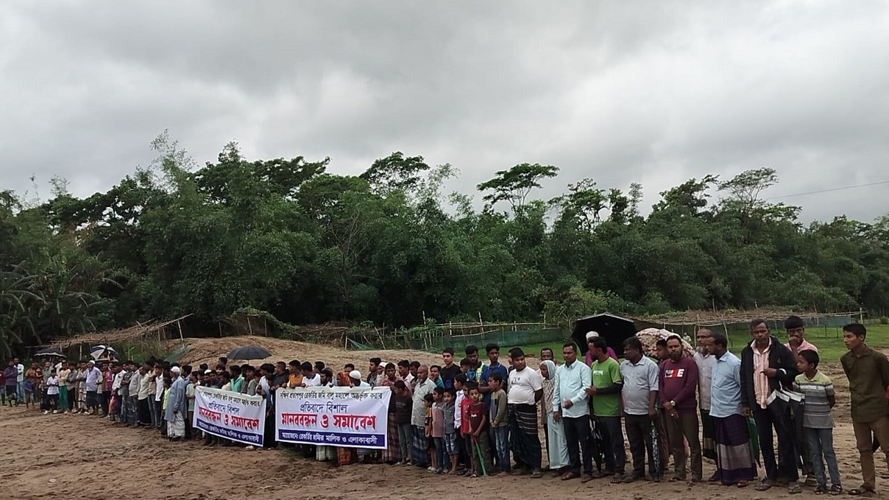 খেলার মাঠ রক্ষার দাবিতে সিলেটের গোয়াইনঘাটে মানববন্ধন