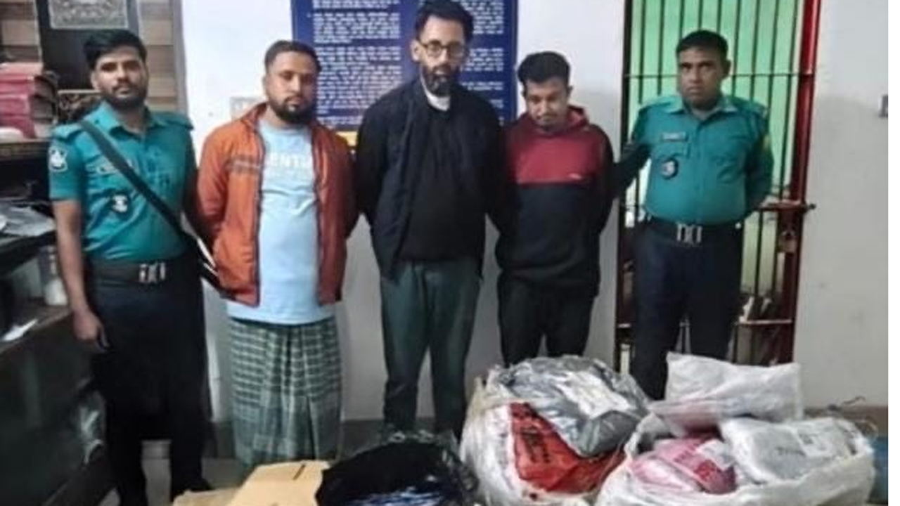 আটক ডাকাতরা।