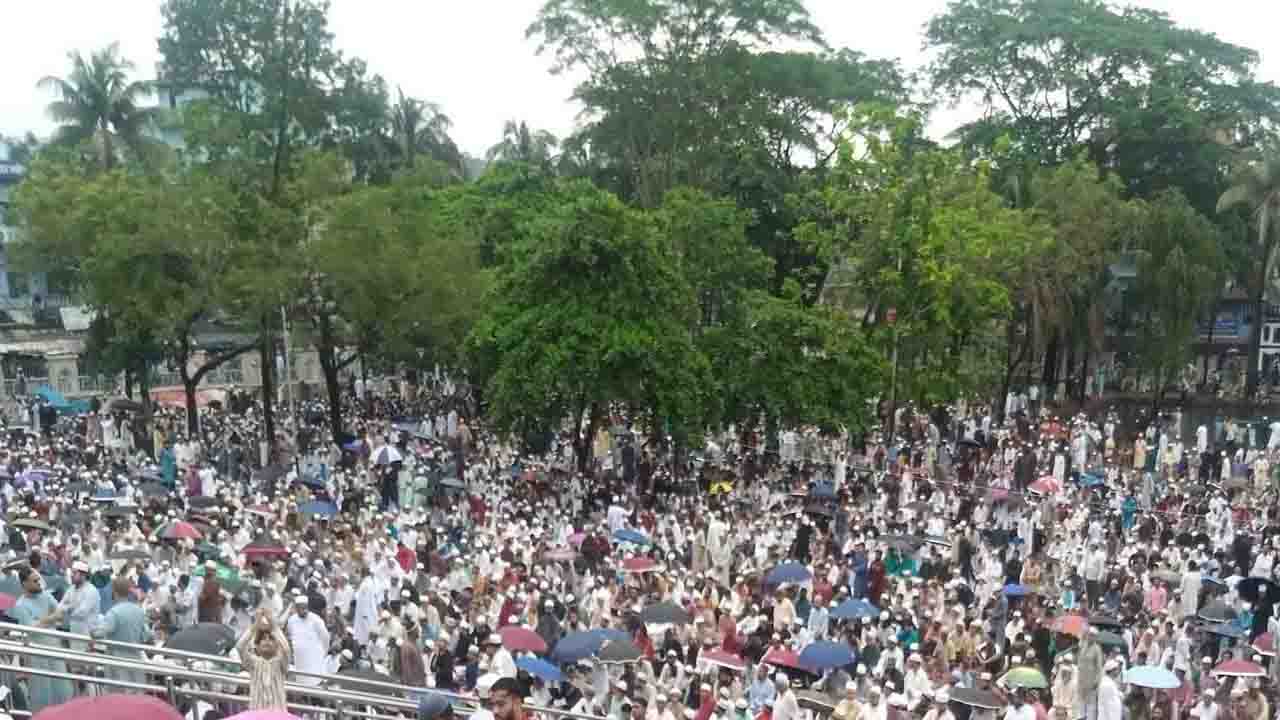 ঈদের জামাতে মুসল্লিদের ঢল