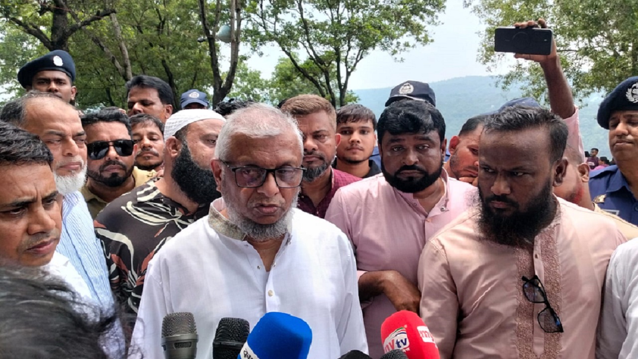 জাফলং পর্যটন কেন্দ্র পরিদর্শন শেষে গণমাধ্যমের সামনে মন্ত্রী আরিফুল হক চৌধুরী